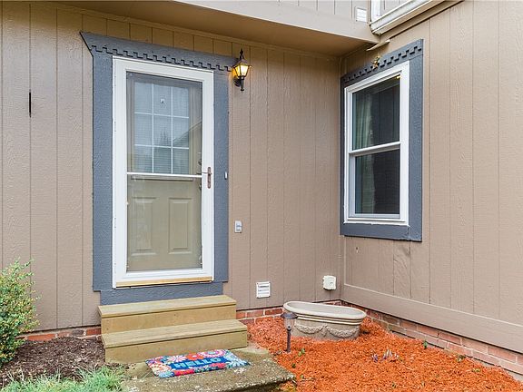 2nd image of 909 Sunset Cir