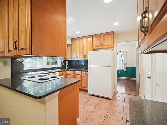 4th image of 1033 Mountain Top Dr