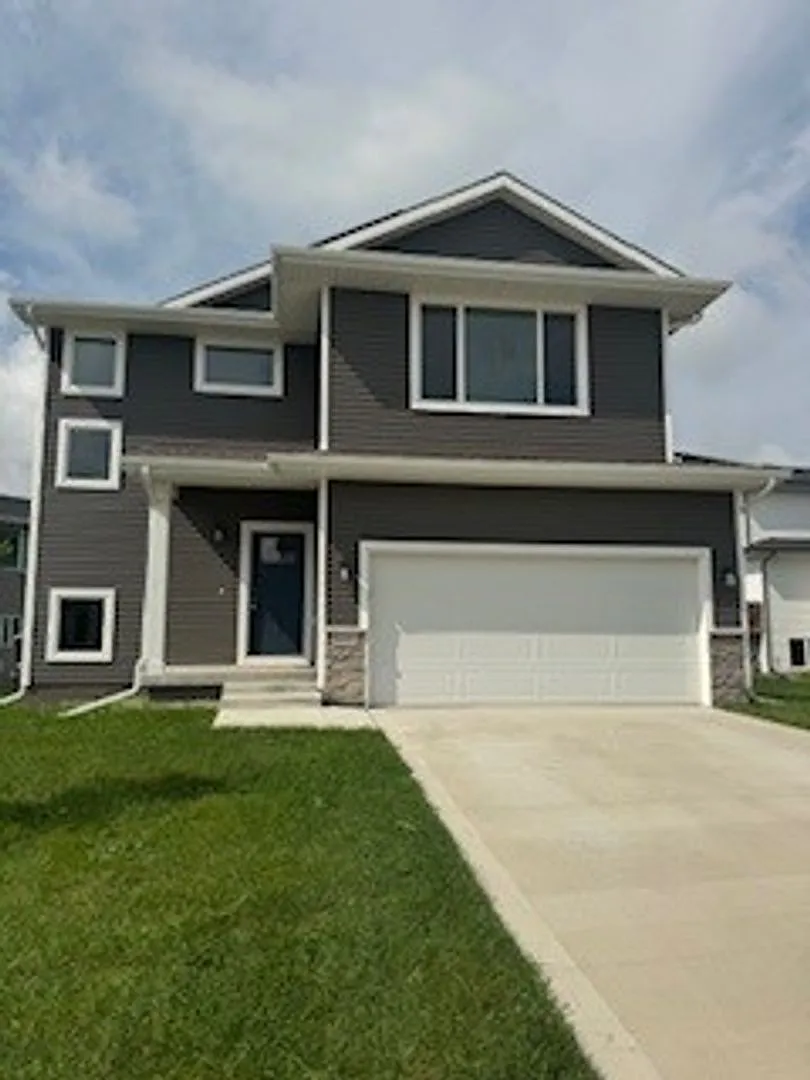 Charming 3 Bedroom Home in Urbandale — Photo 1