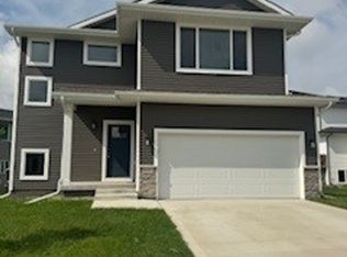 16606 Mill Pond Dr, Urbandale, IA 50323