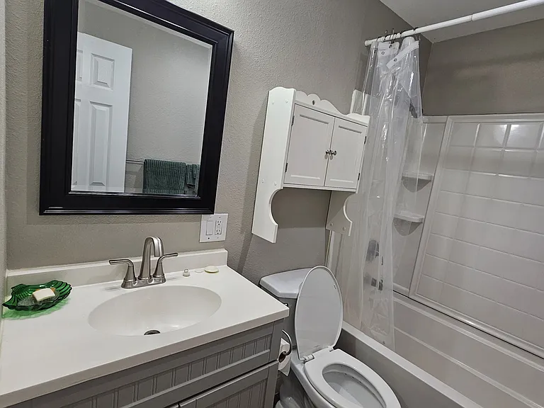 545 Oxford Ave — Photo 4