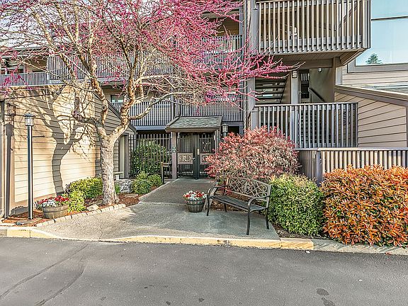5th image of 115 Rogue River Hwy APT 302