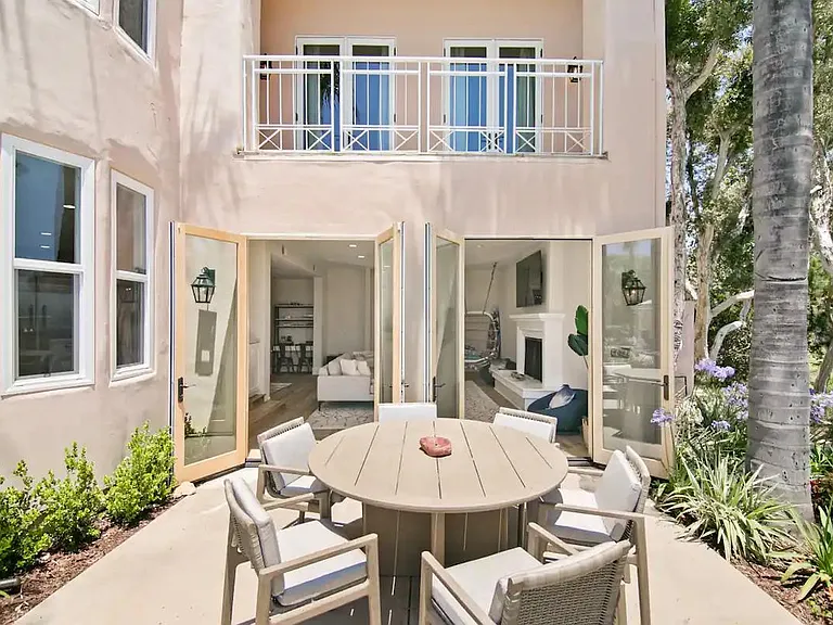 Open the wide doors to the maximum the living space and enjoy the spacious patio.