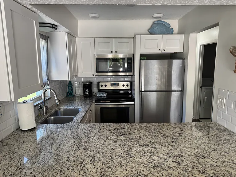 202 E St #B — Photo 2