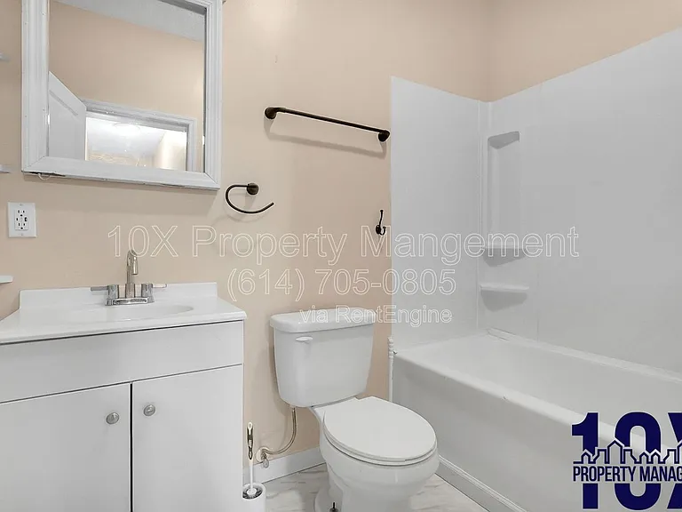 1652 Summit St #A — Photo 23