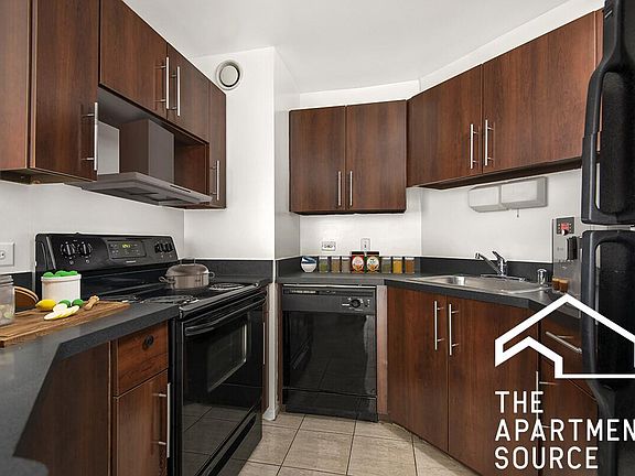 4th image of 1112 N Dearborn St #1108