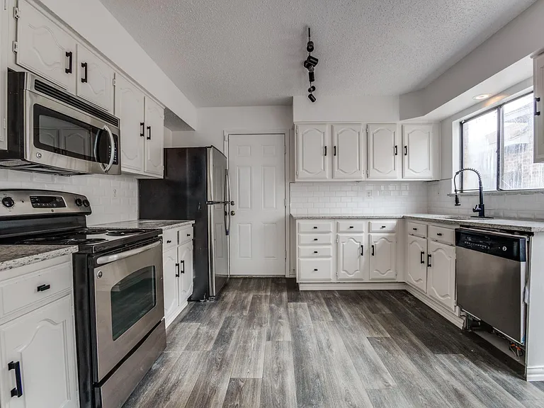 434 Wellington Dr — Photo 17