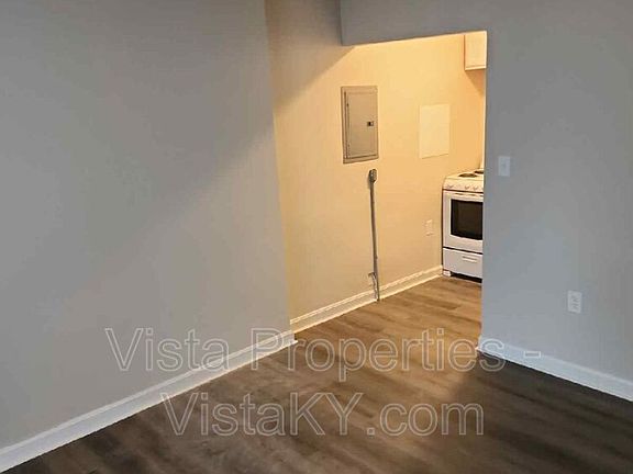 SouthernPkwy4012#1_livingroomkitchen.png