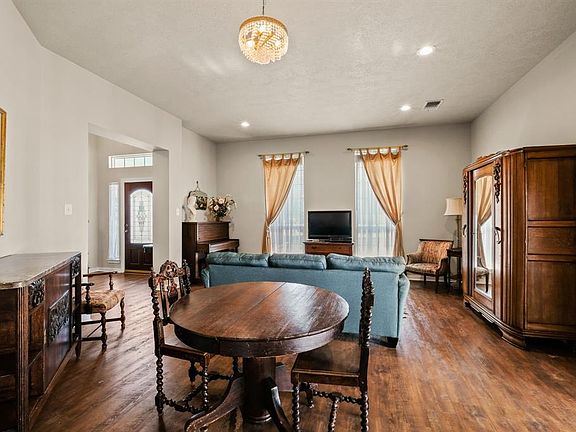 5th image of 3017 N Saddlebrook Lane