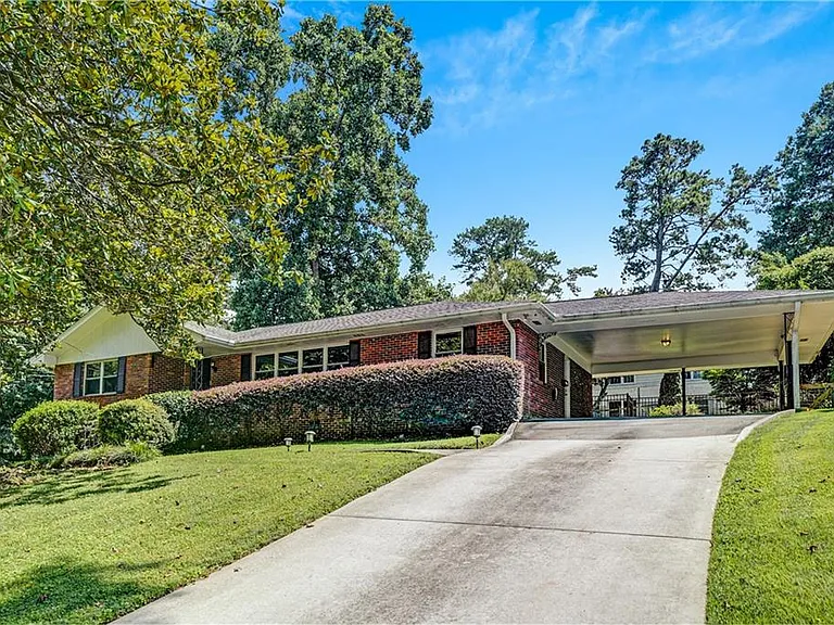 2127 Desmond Dr — Photo 1