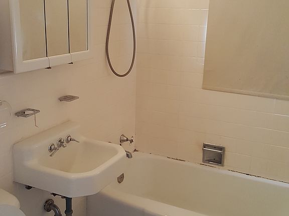 5th image of 403 NW 29th St