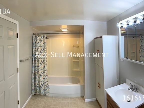 3rd image of 909 Spencer St NE APT 1