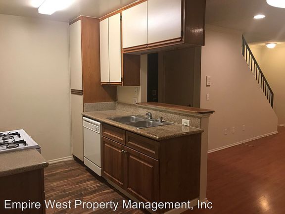 5th image of 6450 Woodman Ave APT 8