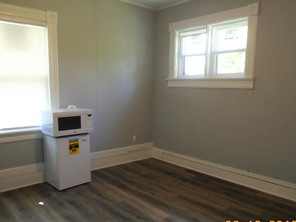 2nd image of 248 1/2 E Broadway St APT 4