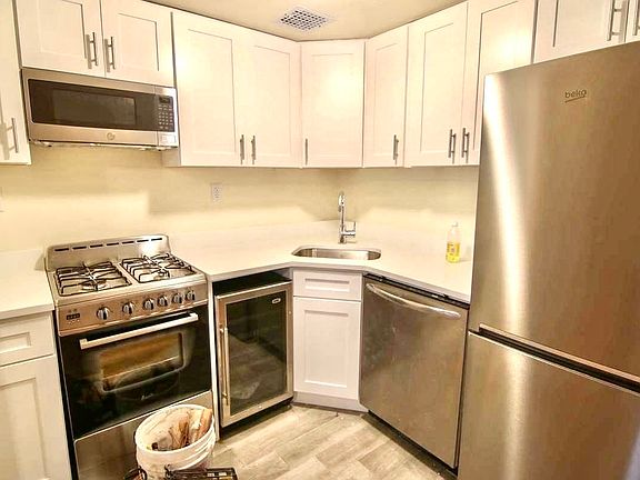 3rd image of 40 W 73rd St #B