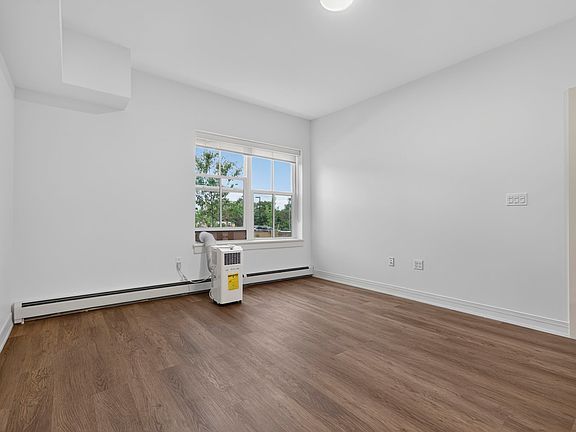 4th image of 112 Bristol Ferry Rd #2