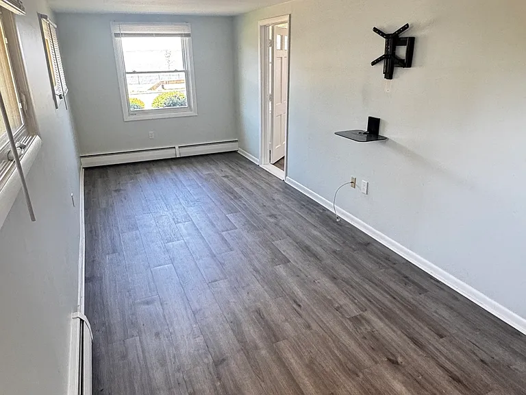 165 Townsend Ave — Photo 8