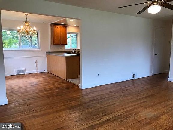 3rd image of 7007 Essex Ave