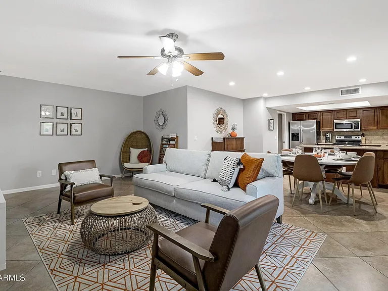 5803 S Kenwood Ln — Photo 1