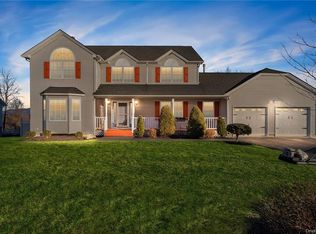 1004 Forest Gln, New Windsor, NY 12553