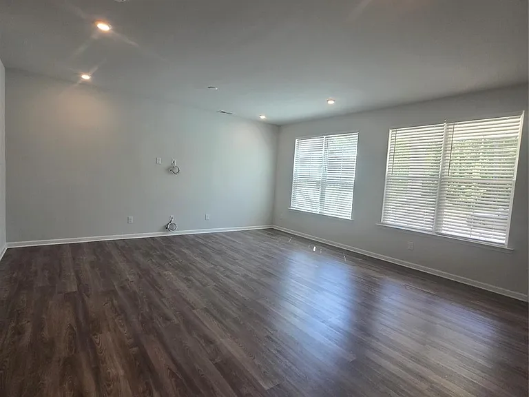 5240 Kinsbridge Dr — Photo 16