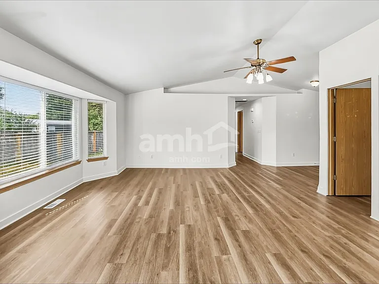 1025 89th Dr NE — Photo 6