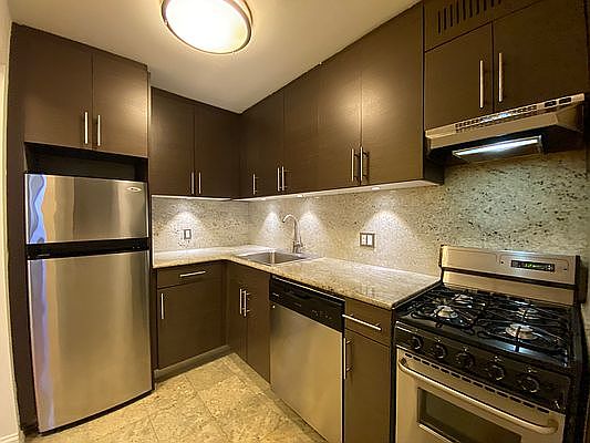 4th image of 123 E 54th St APT 6c