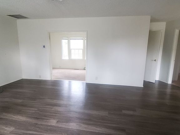 3rd image of 1215 E Illinois St #1217