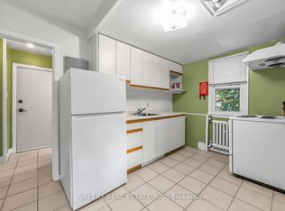8 33rd St #4, Toronto, ON M8W 3G8