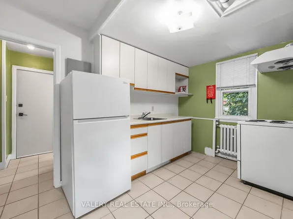 8 33rd St #4, Toronto, ON M8W 3G8