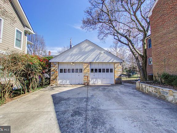3rd image of 1137 N Ivanhoe St