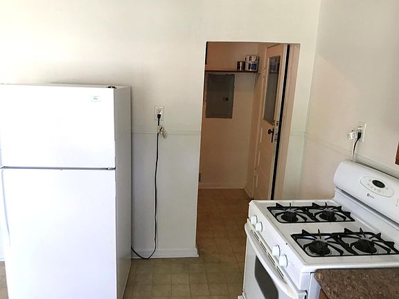 3rd image of 2021 N Rosewood Ave