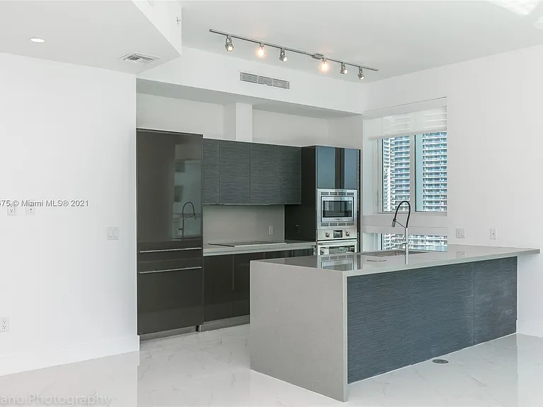 Brickell Ave — Photo 4