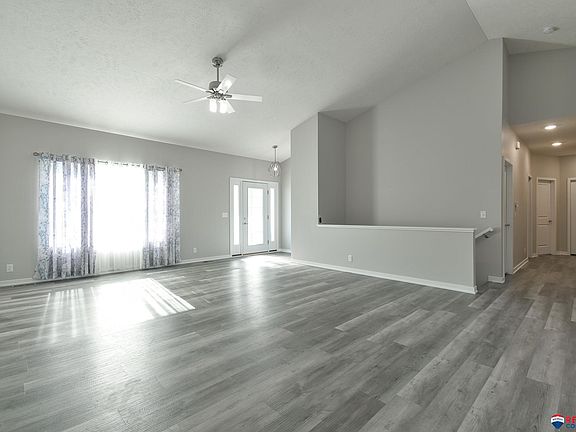 3rd image of 810 Hickory Hill Ln