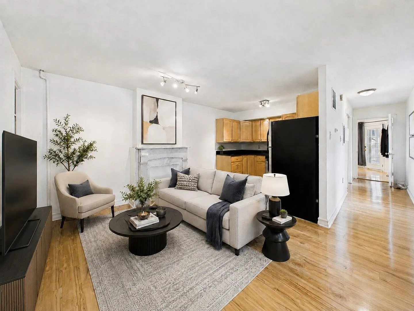Charming Fairmount 1 Bed with Private Patio, Free Laundry & Storage — Photo 3