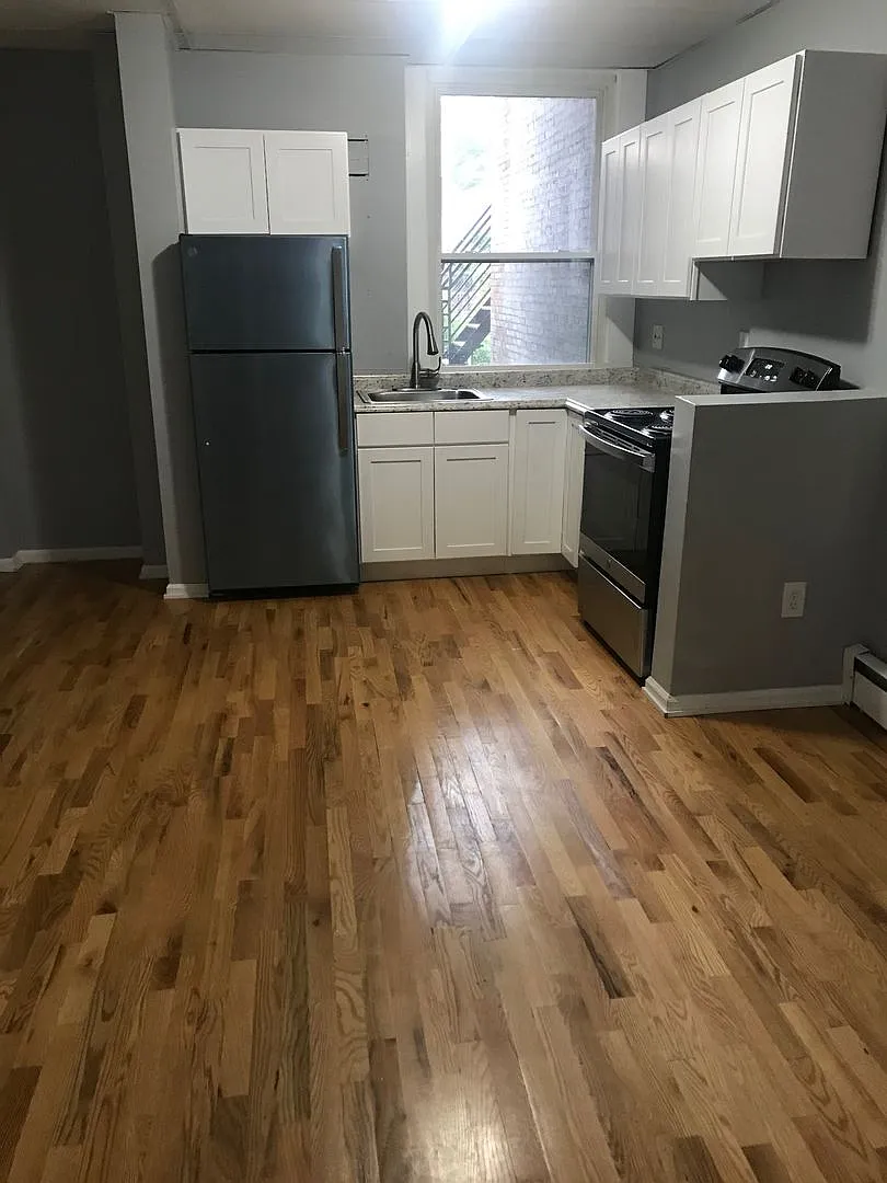 133 Howe Street — Photo 2