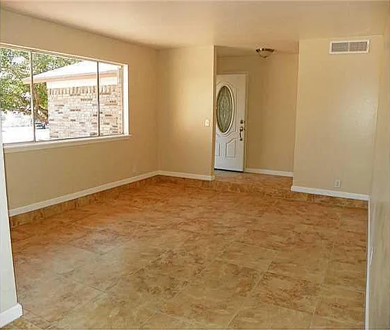 333 Lomont Dr — Photo 2