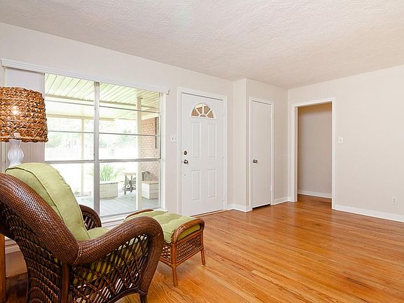 3rd image of 208 W Echo Ave