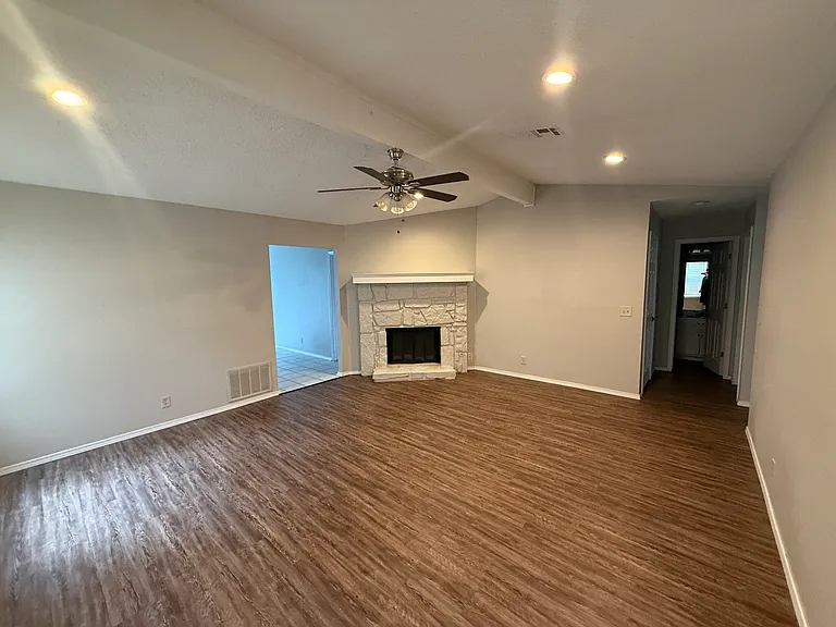 1533 E 67th Pl — Photo 4