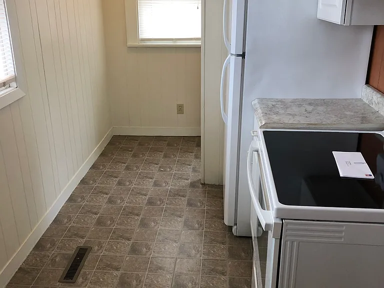 222 N Elm Ave — Photo 2