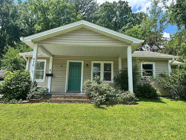 490 Barnett Dr — Photo 2