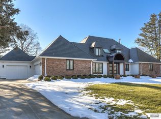 9927 Essex Dr, Omaha, NE 68114