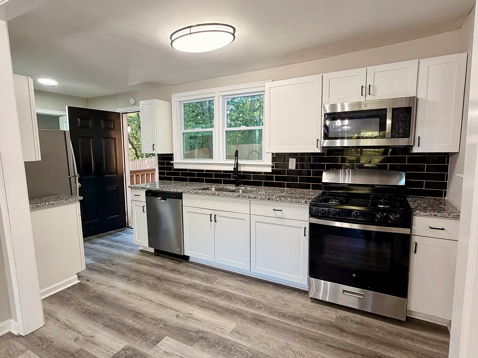 3 bed, 1176 sqft, $2,500 — Photo 2