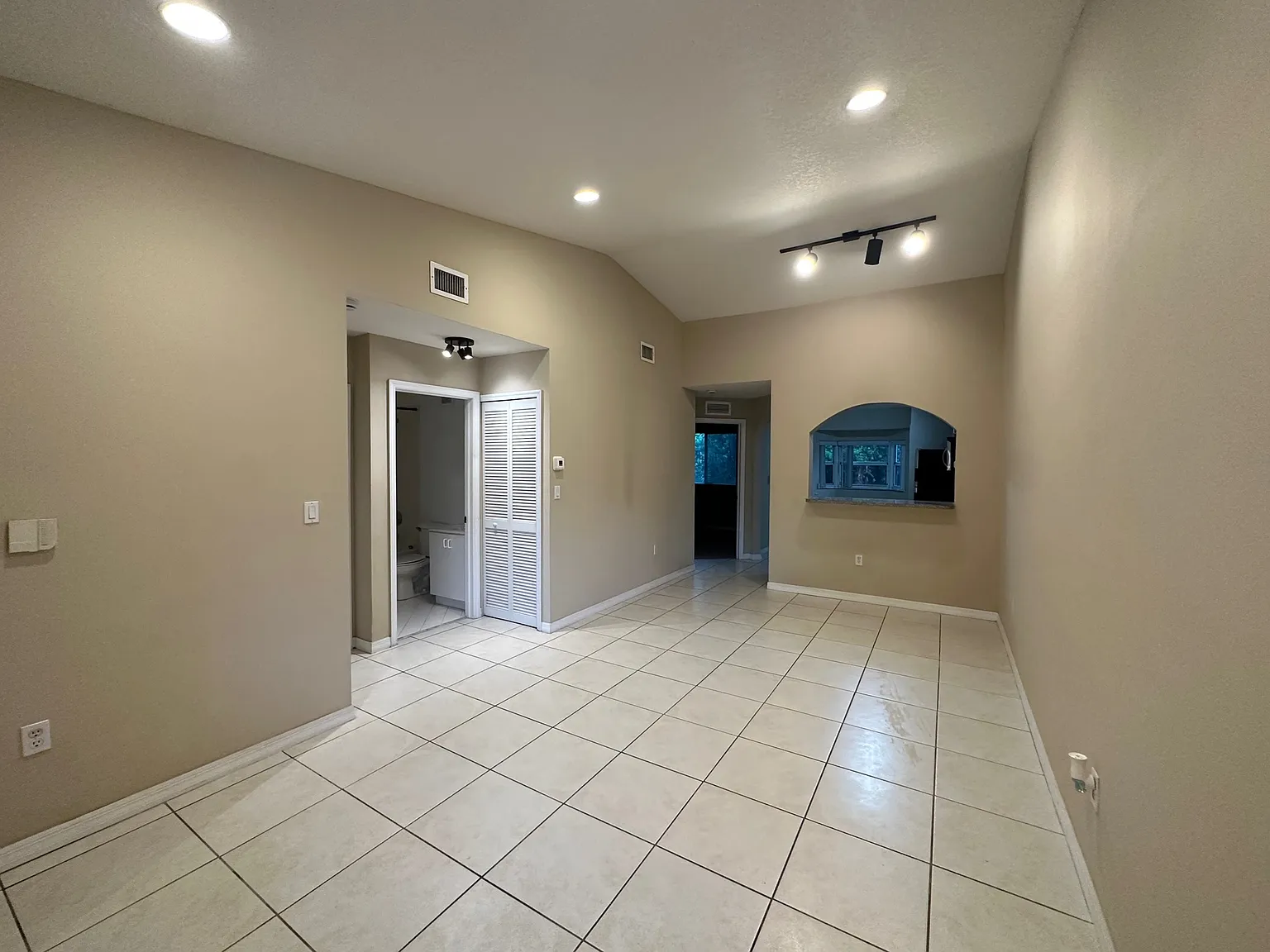 2 bed, 815 sqft, $1,700 — Photo 2