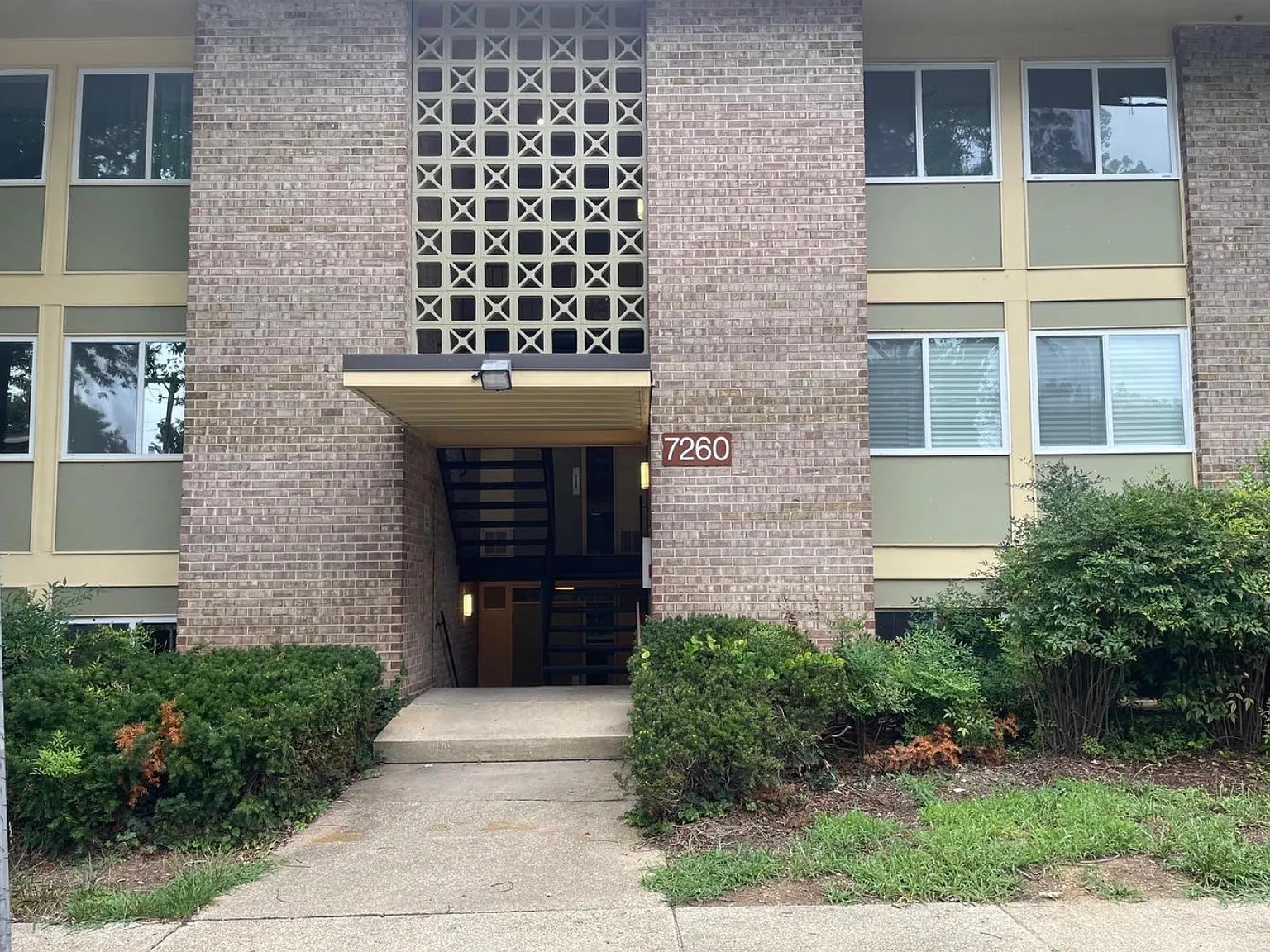2 bed, 886 sqft, $1,900 — Photo 1