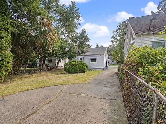 5th image of 7645 Evergreen Ave