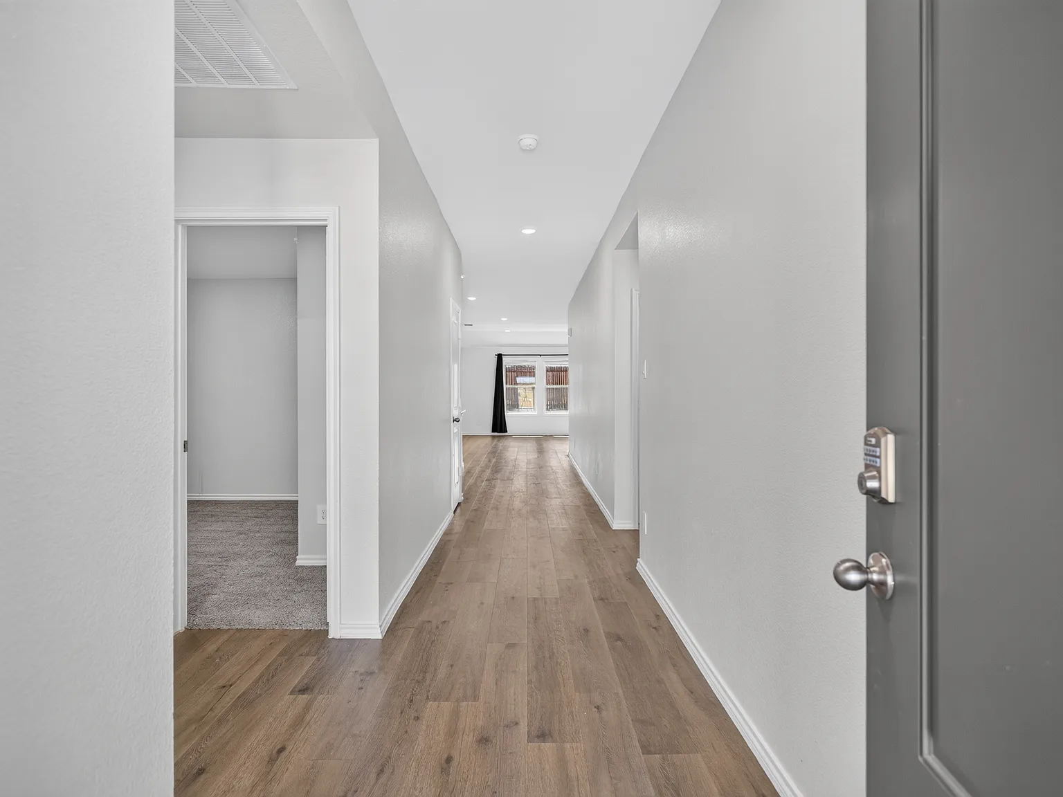 4 bed, 1820 sqft, $2,099 — Photo 2