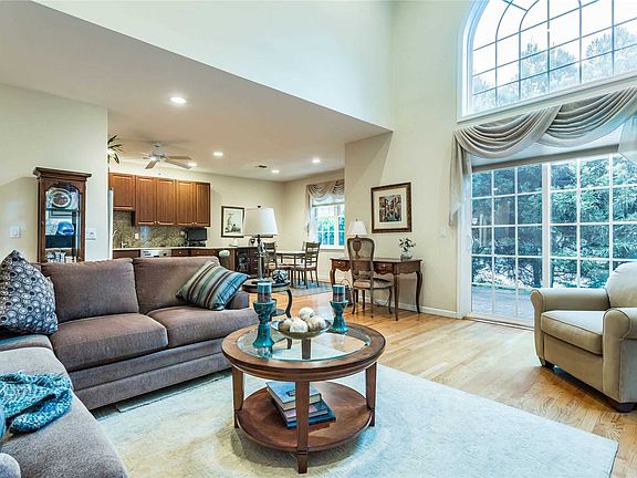 2nd image of 477 Florencia Pl