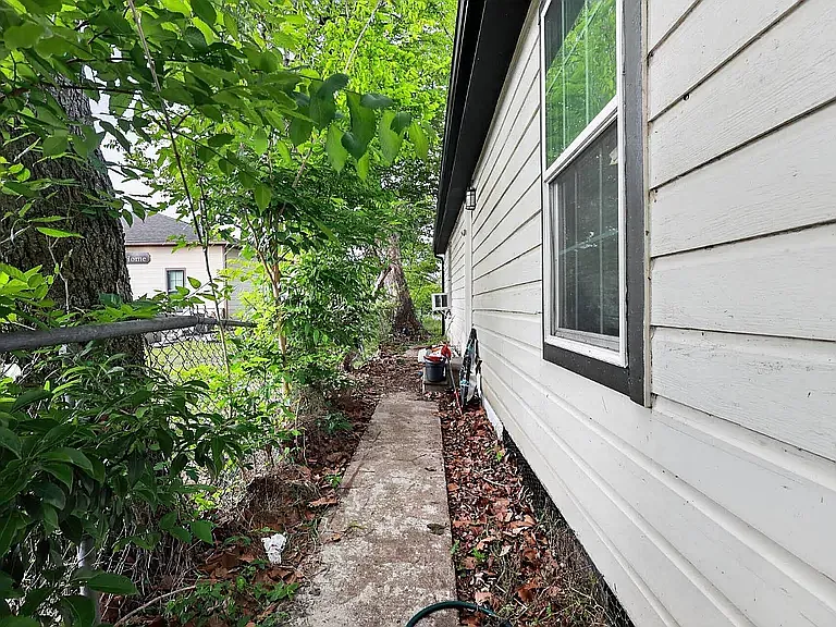 511 W Orange St — Photo 6
