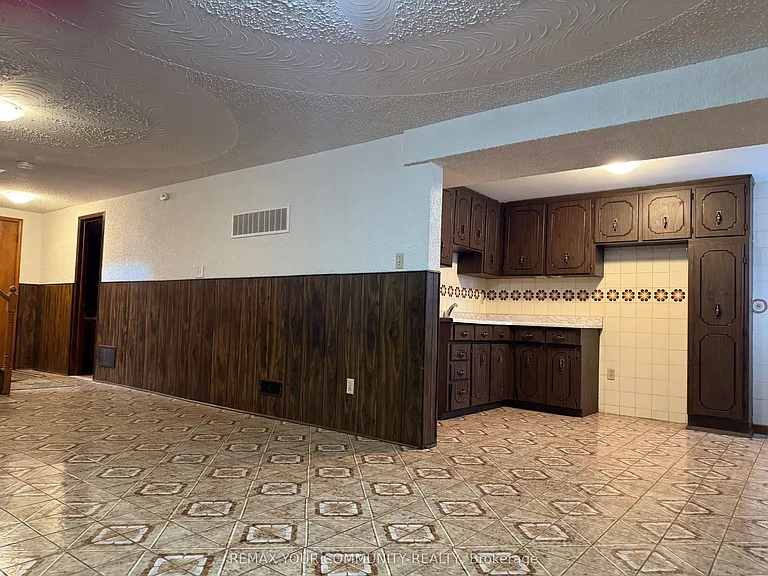 165 Aberdeen Ave — Photo 32